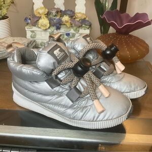 SOREL OUT ‘N ABOUT PUFFY LACE BOOTS SZ 8